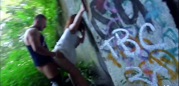 Deutsche BBW Urlauberin in Berlin von 2 Typen im Park gefickt